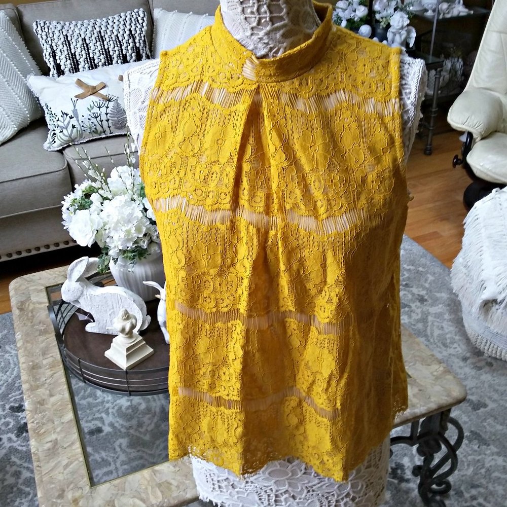 Luna Rae SLEEVELESS Lace BLOUSE
